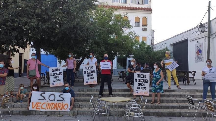 Los vecinos de la Axerquía amenazan con denunciar en los tribunales los &quot;veladores ilegales&quot; de la Ribera