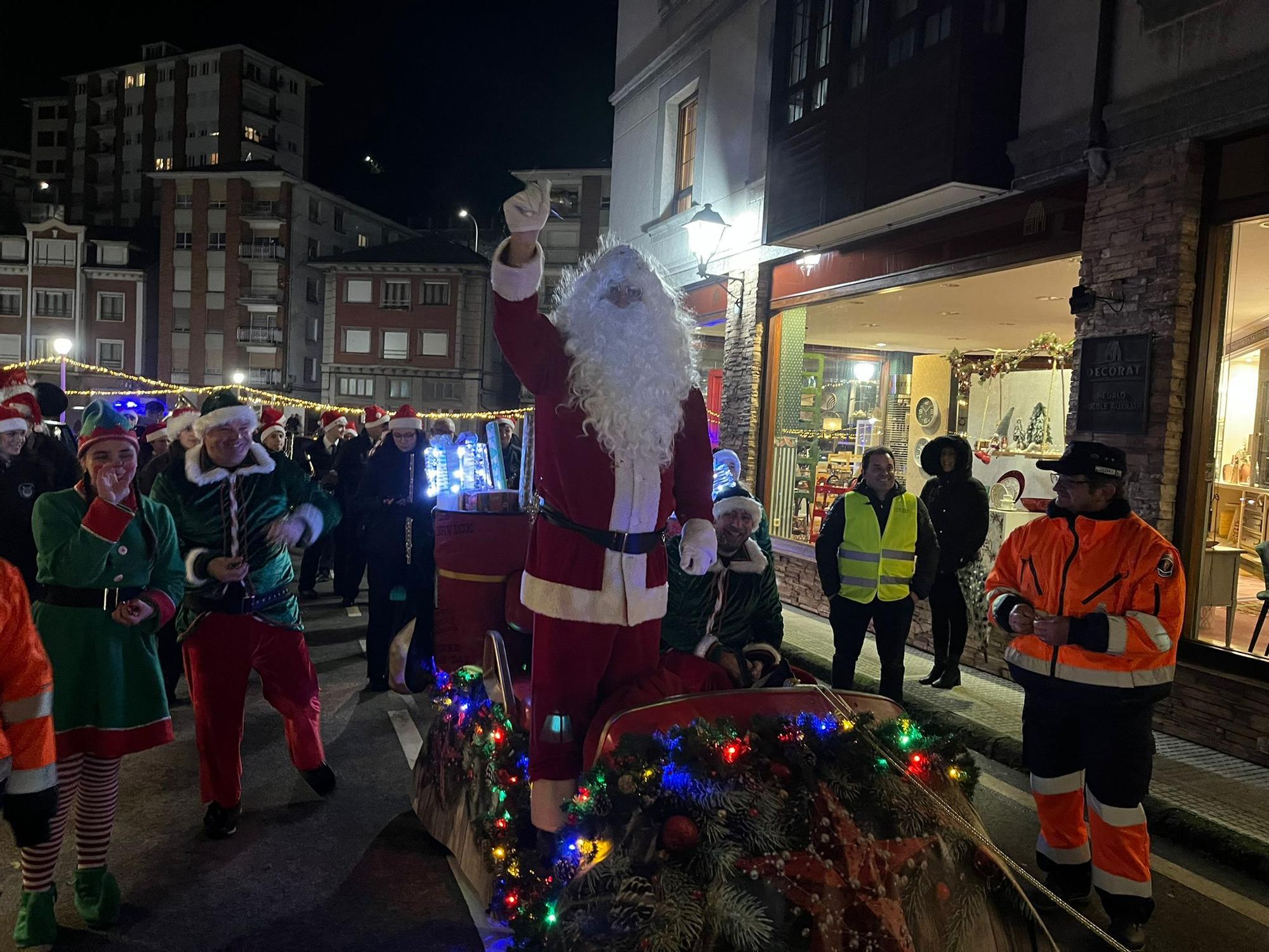 En imágenes: El espectacular desfile de Papá Noel por las calles de Luarca