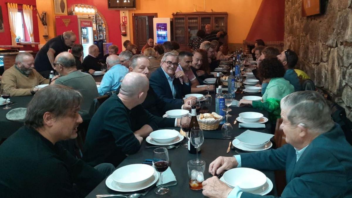 Comensales degustando el pote en un establecimiento de Turón.