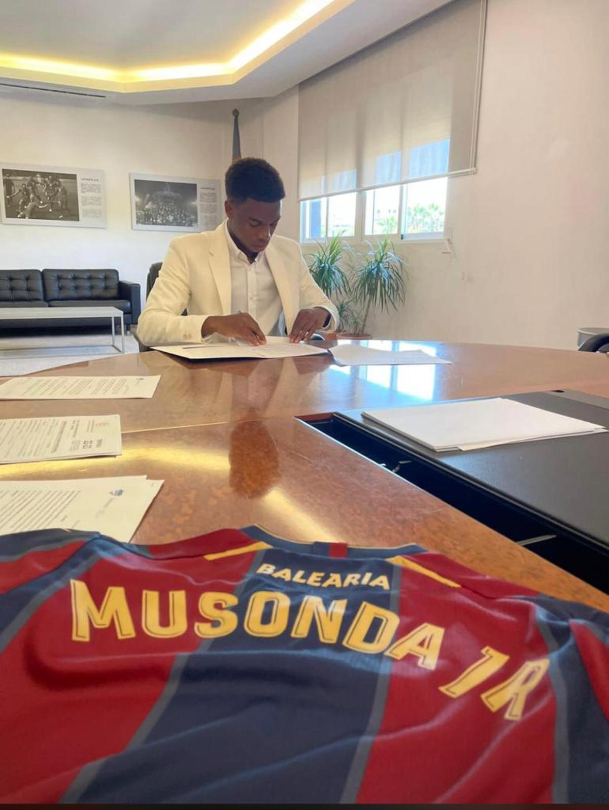 Primeras imágenes de Musonda como nuevo futbolista del Levante UD Primeras imágenes de Musonda como nuevo futbolista del Levante UD