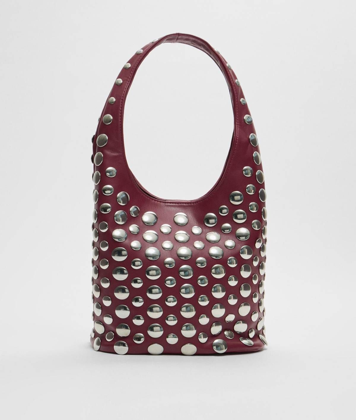 Bolso de tachuelas de Stradivarius (precio: 35,99 euros)