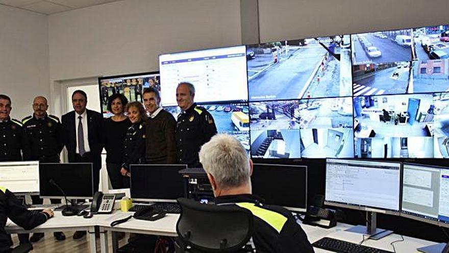 Els responsables polítics i policials a la sala de comandament al costat del mur visual