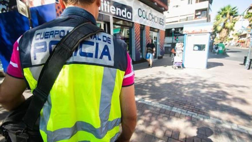 Un agente de la Policía Científica en la zona donde fue perseguida la víctima.