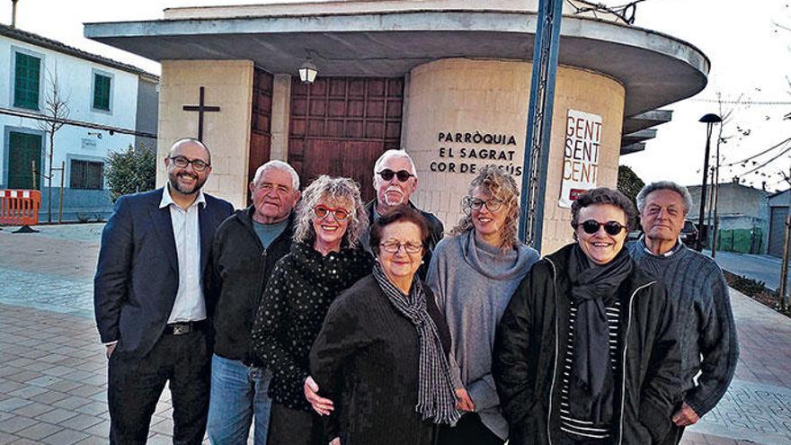 Auch in kleinen Dörfern kann Integration funktionieren: mallorquinische und deutsche Einwohner gemeinsam vor der Kirche von Son Macià
