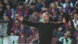 Flick se enfada durante la primera parte del Barça-Las Palmas en Montjuïc.