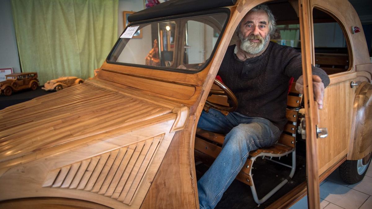 Michel Robillard posa orgulloso dentro de su insólito Citroën 2CV de madera.