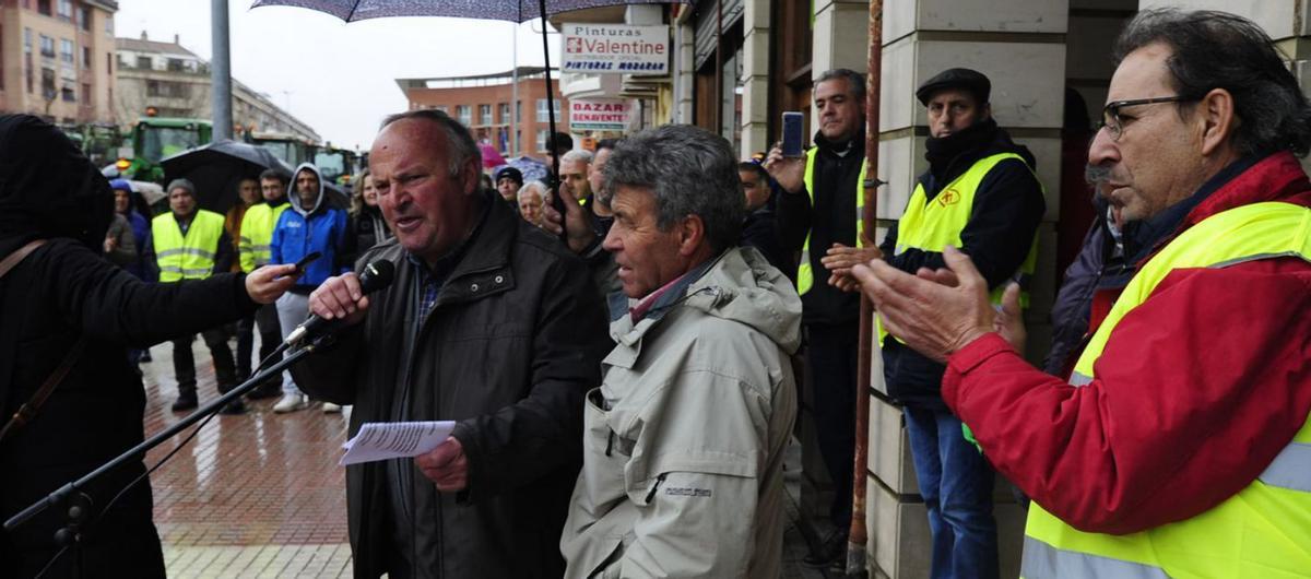 José Manuel Soto (COAG), dirigiéndose a los agricultores movilizados por los sindicatos agrarios. | J. A. G.