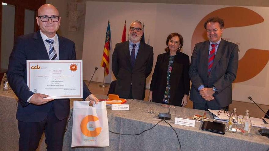 El jefe de estudios del IES María de Molina, Julio Eguaras, con el diploma del galardón entregado en Valencia.