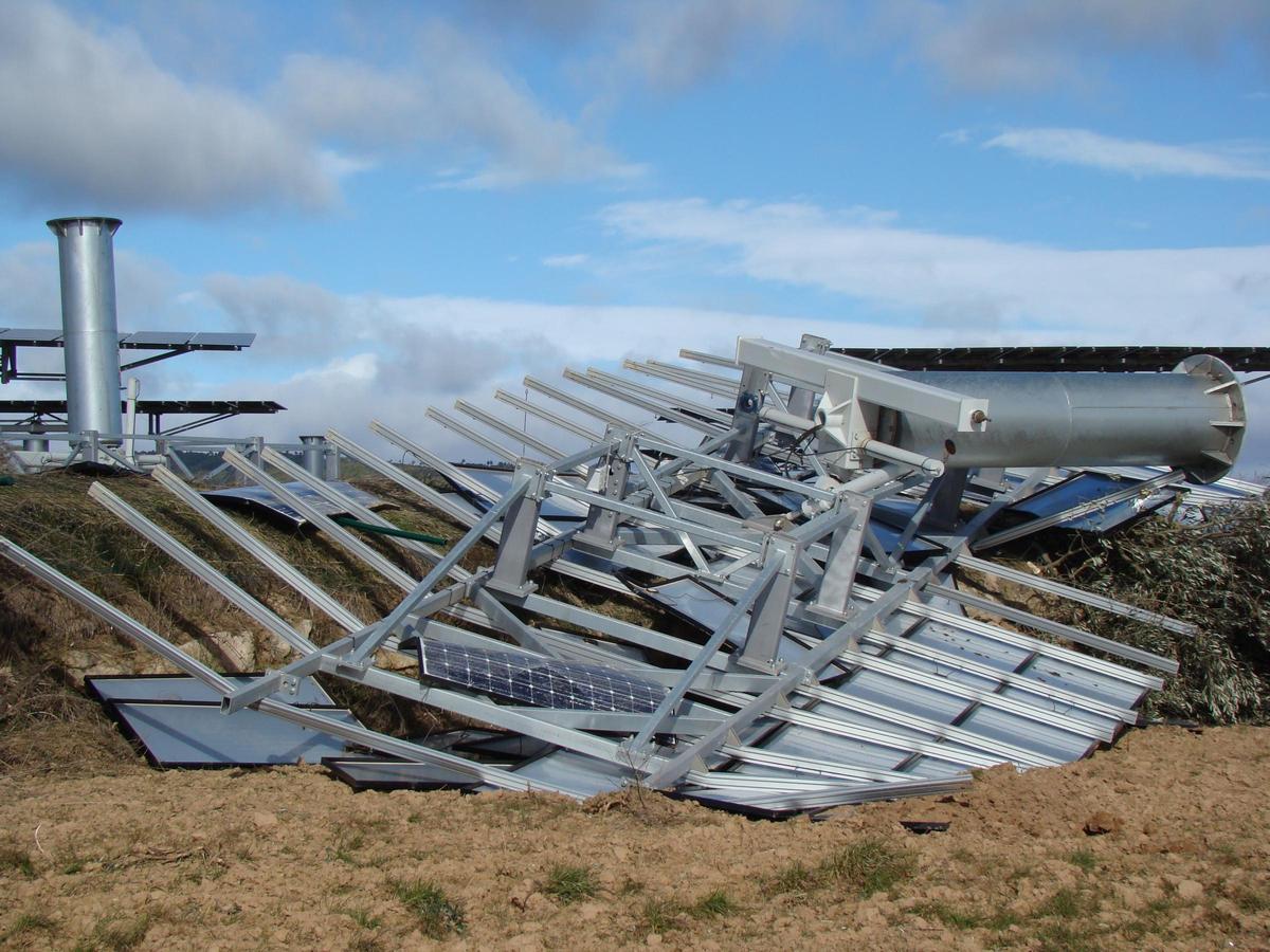 Instal·lacions del camp fotovoltaic municipal d'Aguilar arrasades per la ventada