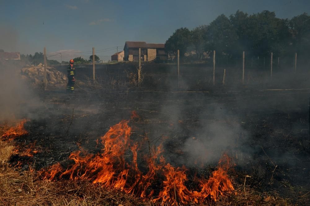 Vilagarcía lucha contra el fuego