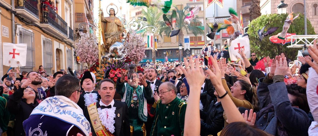 La procesión de San Blas, en la plaza Cervantes de Sax, durante la tradicional suelta de palomas el 3 de febrero de 2020.