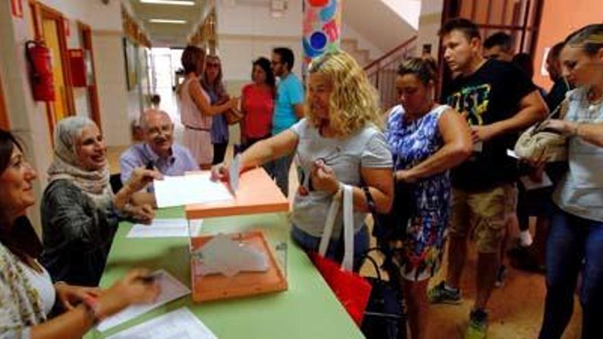 Padres y madres votando a las 9 de la mañana de ayer en el Sanchis Guarner de Valencia.