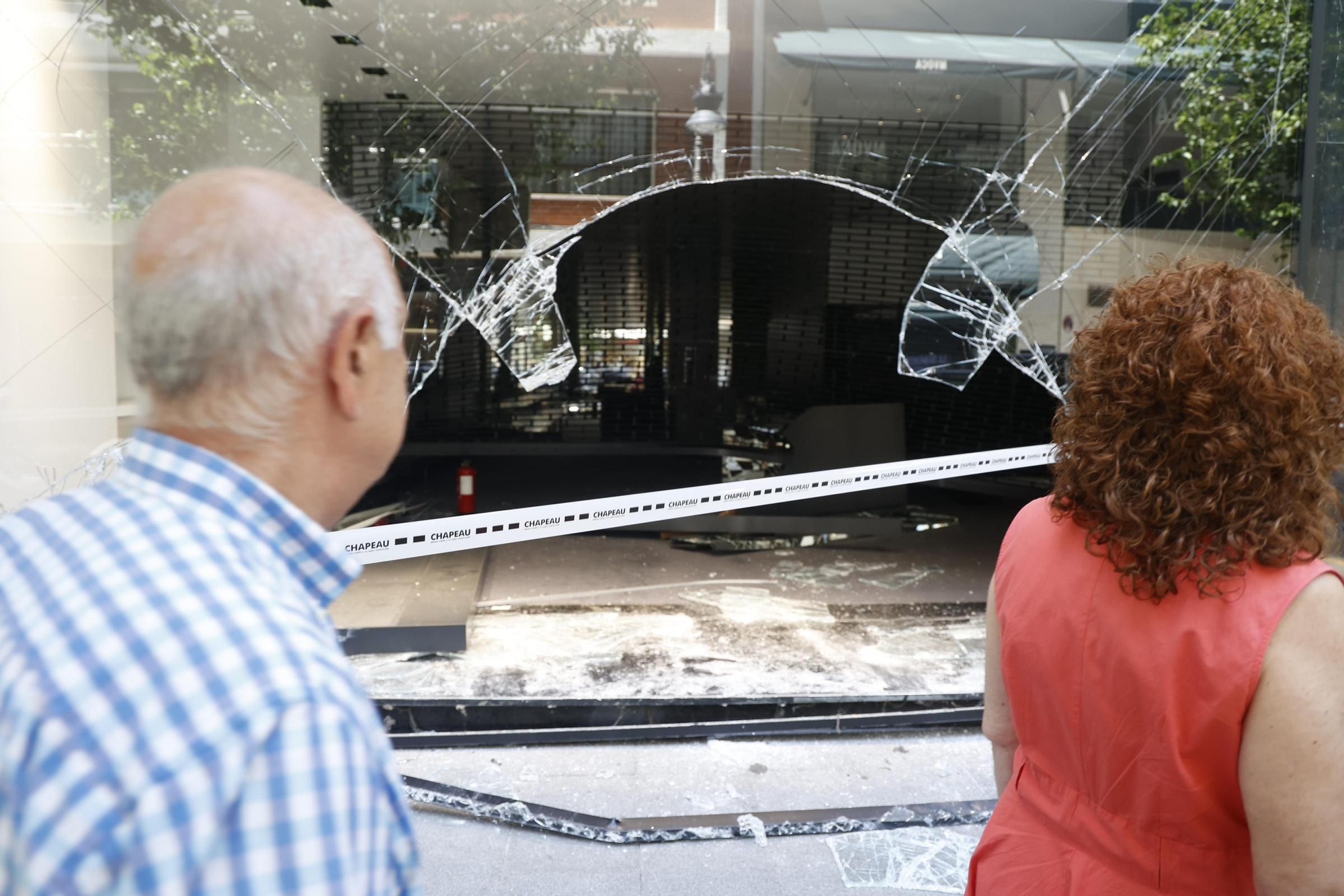 Así ha quedado la tienda Chapeau, en València, tras el alunizaje