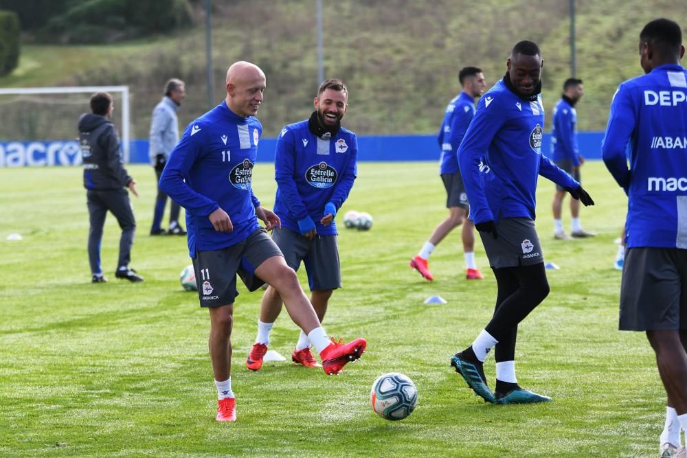 El Deportivo regresa a los entrenamientos tras el descanso con una sesión de larga duración sobre el cesped.