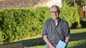 Lhistoriador figuerenc Enric Pujol amb el seu nou llibre, Ja soc aquí!, fotografiat a Agullana fa uns dies.