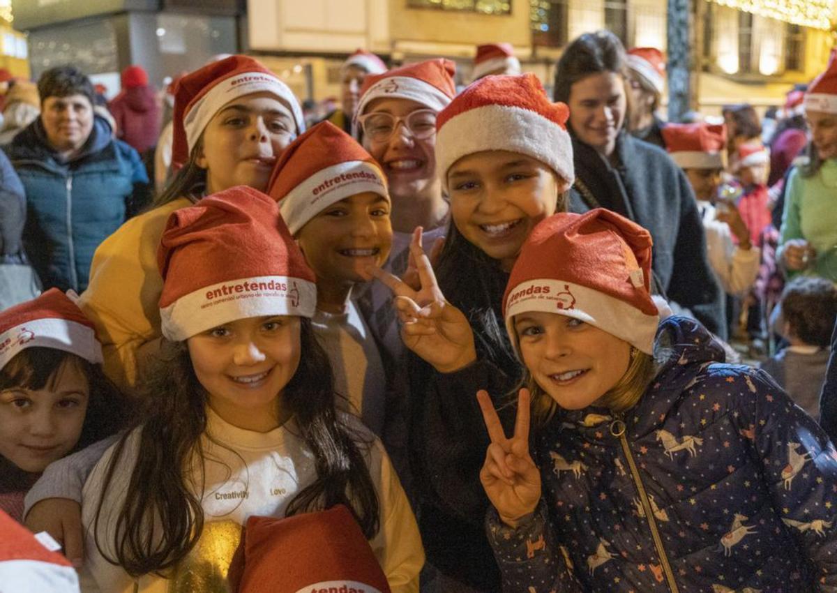 Un grupo de niños con gorros de Papa Noel de Entretendas.   | // FDV 
