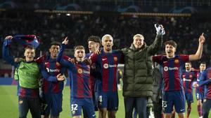 Los jugadores azulgrana celebran el acceso a los cuartos de final frente a su afición al finalizar el partido contra el Napoli en Montjuic.