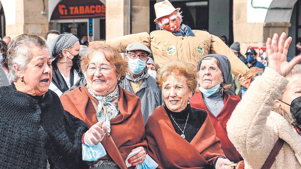 Lavanderas y el pelele, los dos elementos principales de la fiesta cacereña con la que se abren los carnavales.