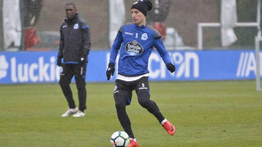 Mosquera golpea la pelota durante el entrenamiento de ayer.