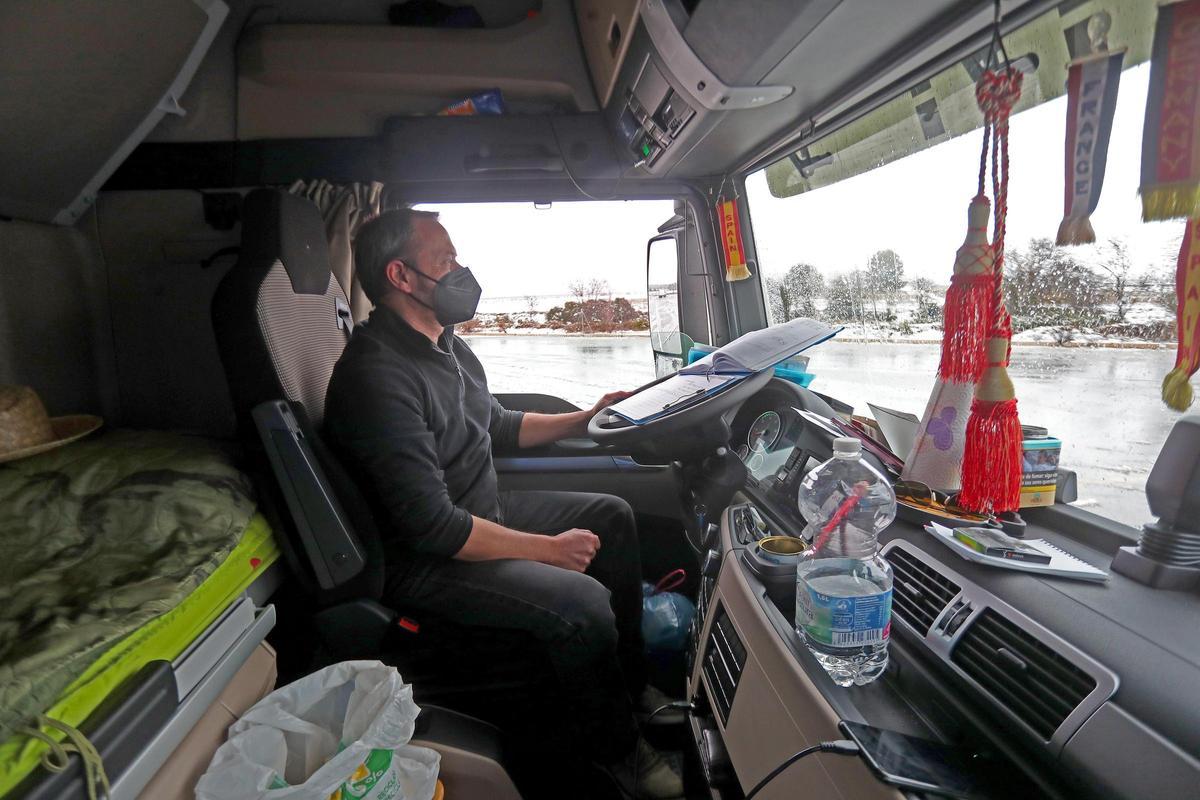 Numerosos transportistas permanecen atrapados en El Rebollar