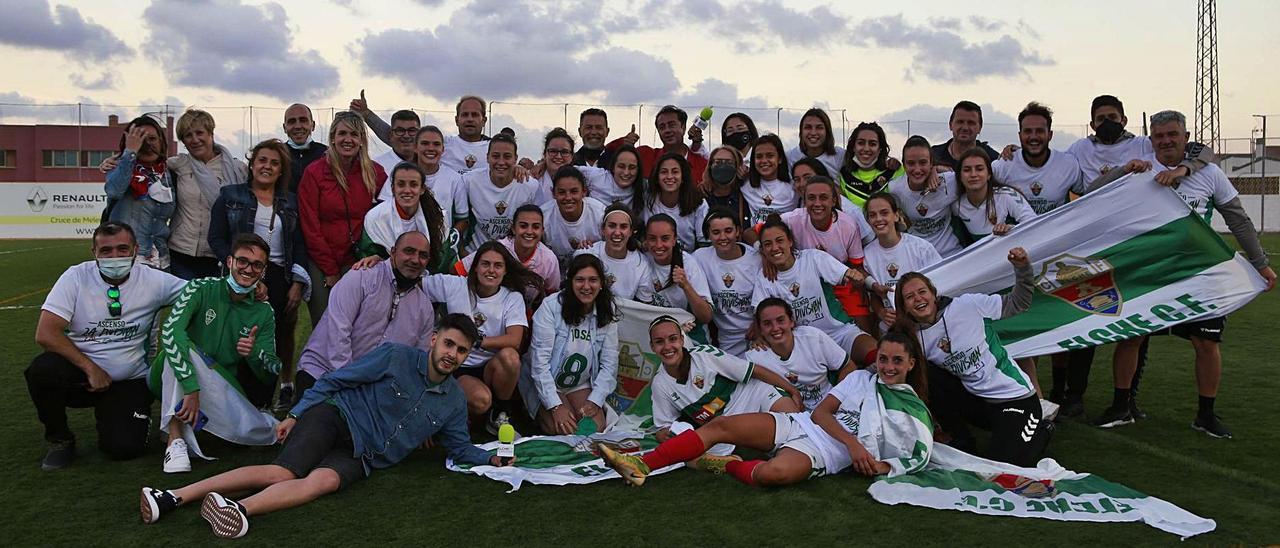 La expedición del Elche Femenino con jugadoras, técnicos, auxiliares y acompañantes celebran el ascenso a la Liga Reto Iberdrola.  | JESÚS PERAL