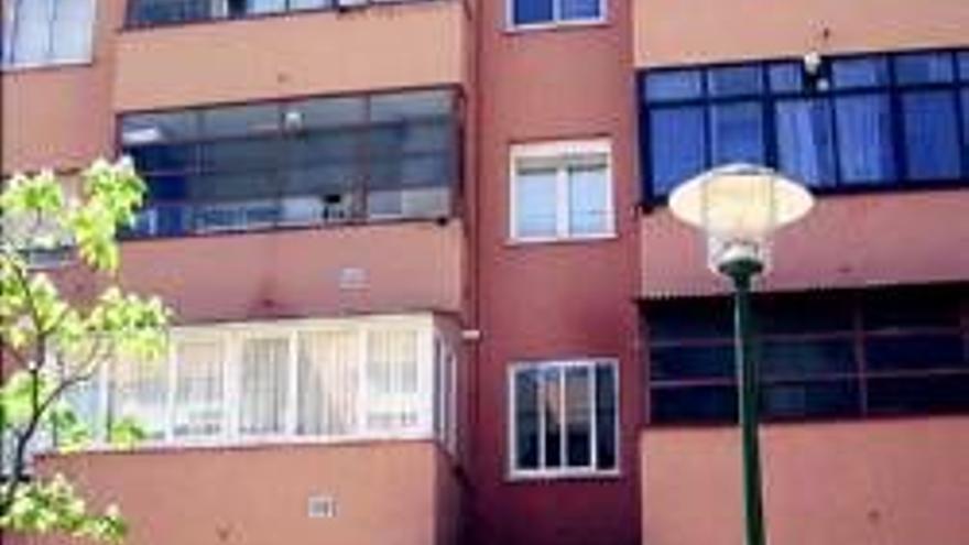 Herida grave una mujer tras caer al vacío desde un tercer piso mientras limpiaba las cortinas