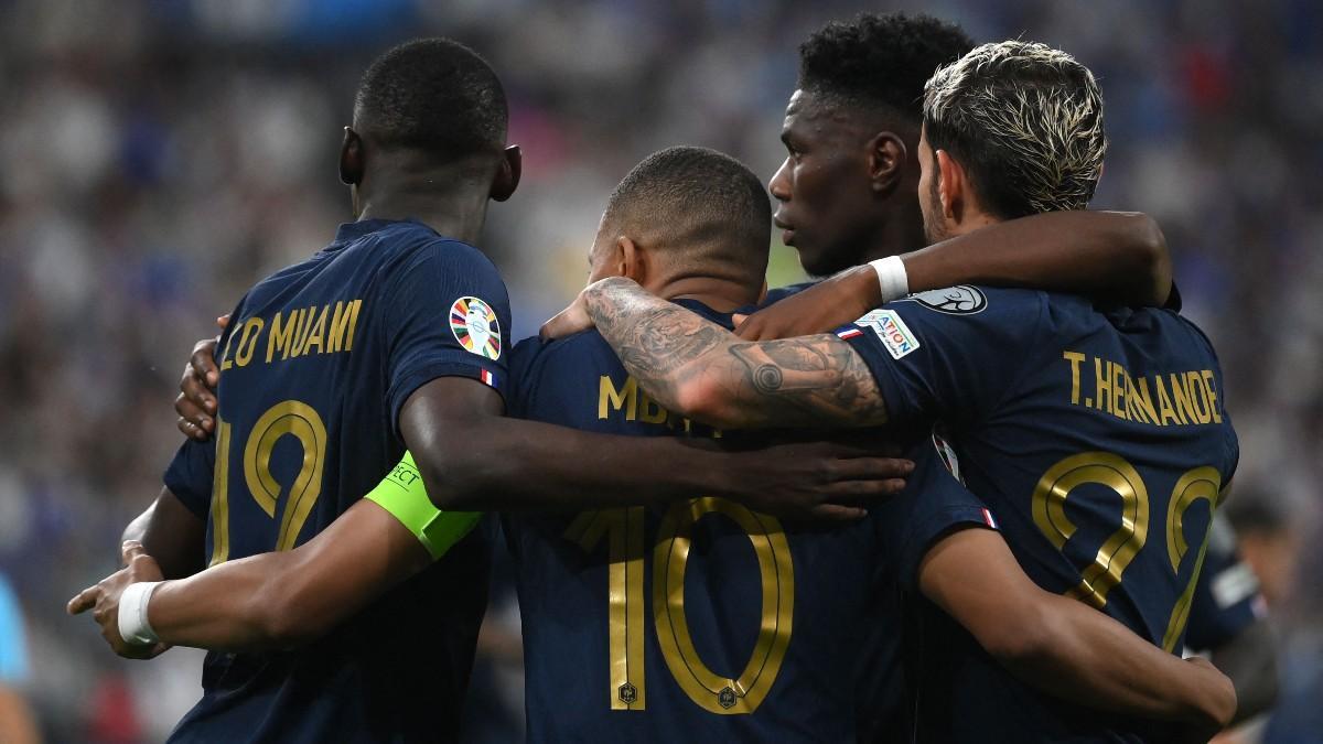 Mbappé celebra junto a sus compañeros el gol de la victoria de Francia