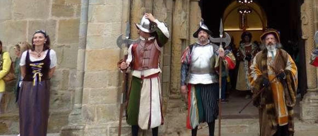 Pilar Llop, a la izquierda, en la iglesia de la OIiva de Villaviciosa, caracterizada como ayudante de cámara en la última recreación de Carlos V.