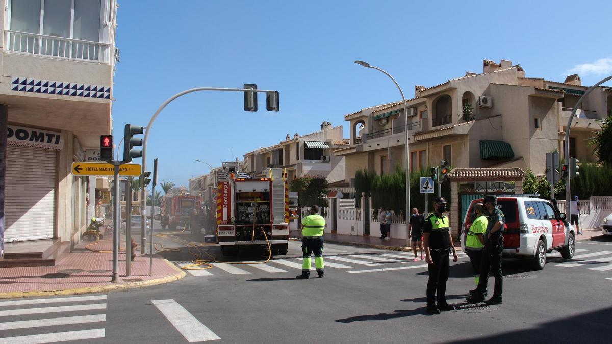 Los bomberos sofocan el incendio de un vehículo en la calle Cartagena de Guardamar del Segura