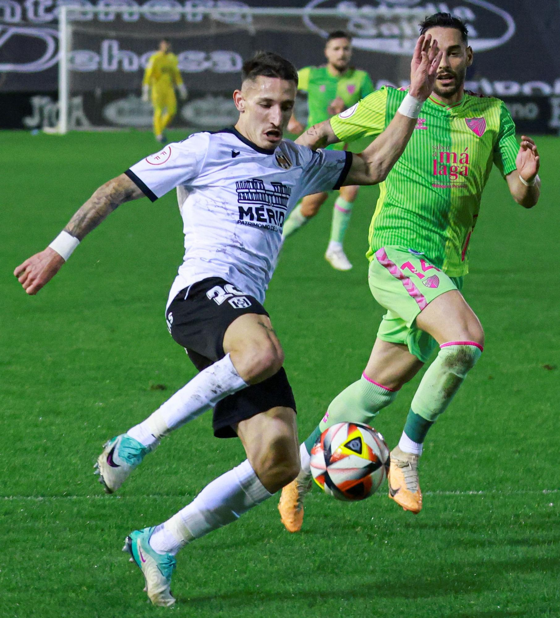 Una acción del Mérida - Málaga CF en el Romano José Fouto.