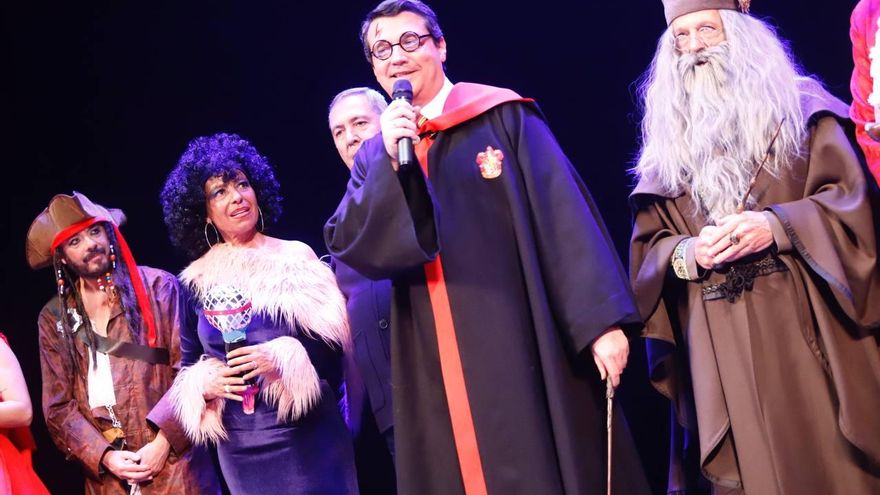 El alcalde se disfraza de Harry Potter para la gran final del concurso del Carnaval de Córdoba