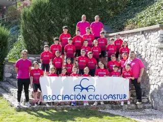 La escuela Cicloastur, con actividad en Cangas y Tineo, estrena temporada con nueva equipación y retos
