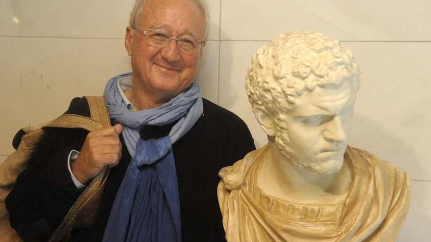 El aspirante de En Marea, José García Buitrón, ayer junto a un busto a la entrada del local de la candidatura.