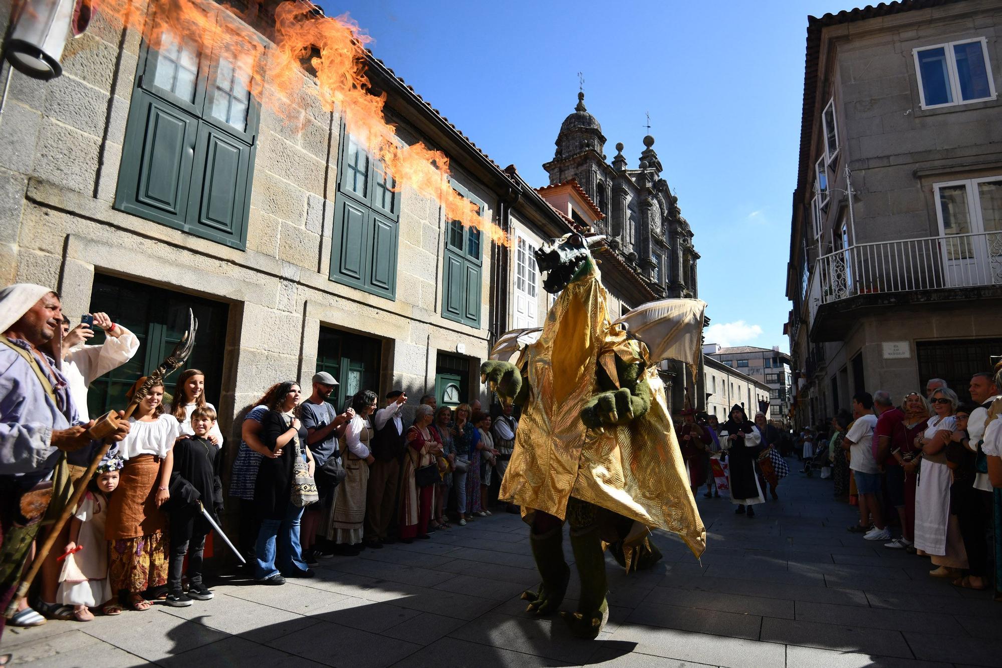 Cortesanos, bufones, damas y caballeros celebran el retorno de su señor: la Feira Franca anima Pontevedra