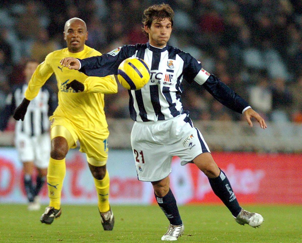 El jugador de la Real Sociedad, Oscar de Paula (d), controla el balón ante el centrocampista del Villarreal, Marcos Senna, durante un encuentro disputado en 2005.