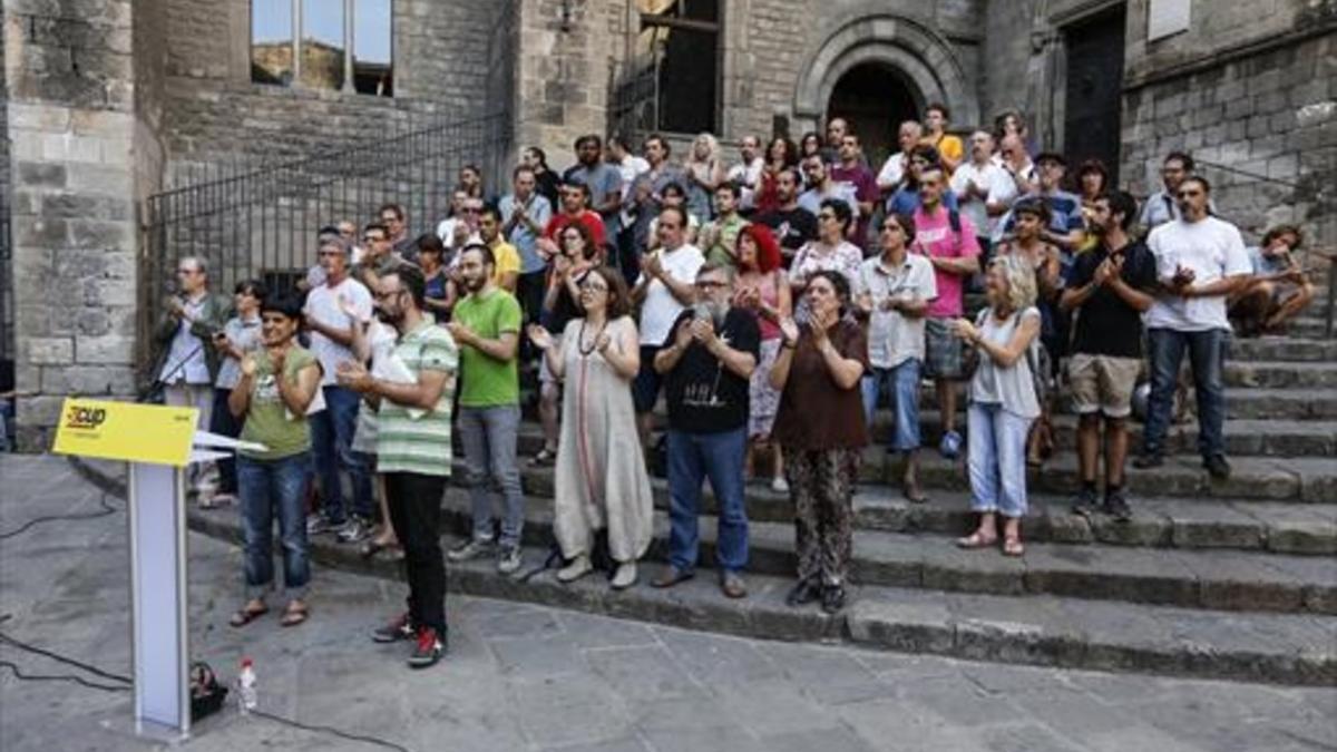 Los diputados Anna Gabriel y Benet Salellas y otros miembros de la CUP, el pasado jueves en la plaza del Rei.