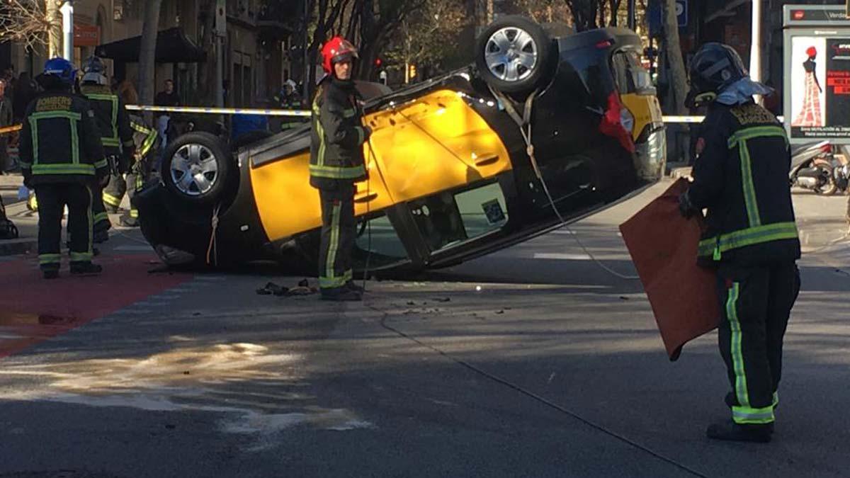  Un turismo y un taxi han colisionado hoy en la Avenida Diagonal  esquina Girona