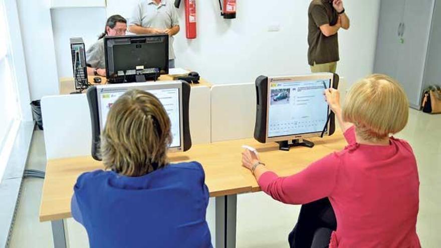 María Teresa Sau, a la derecha, realizó una demostración del nuevo examen teórico.