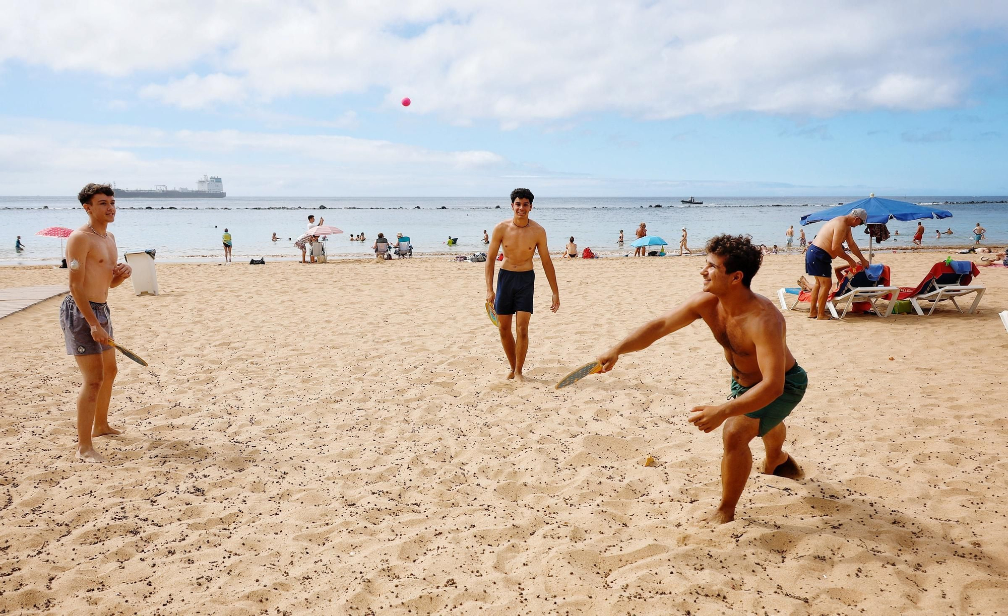 Adolescentes con diabetes disfrutan del verano en la Playa de Las Teresitas