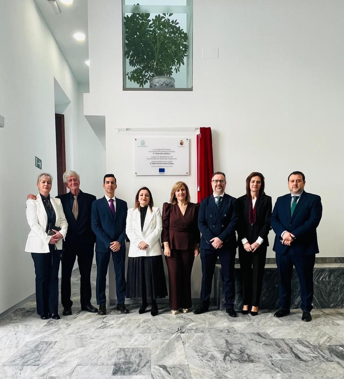 Foto de familia tras la inauguración del ayuntamiento peñarriblense.