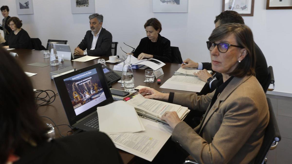 Nieves Roqueñí, con José Luis Barettino a su derecha, presidiendo el consejo de la Autoridad Portuaria, con Carmen Moriyón y Alejandro Calvo en el lateral de la mesa, en una imagen de archivo.