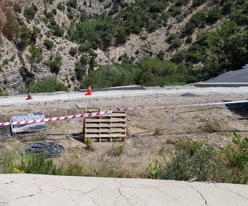 Mueren dos operarios de grúa tras hundirse una carretera en Aras de los Olmos