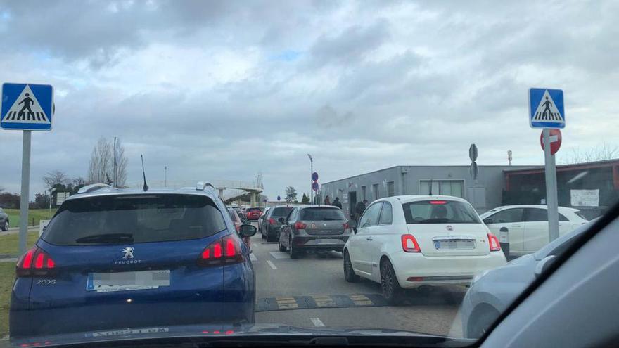 Largas retenciones en la autopista y colas de clientes por fiebre comercial antes de las nuevas restricciones