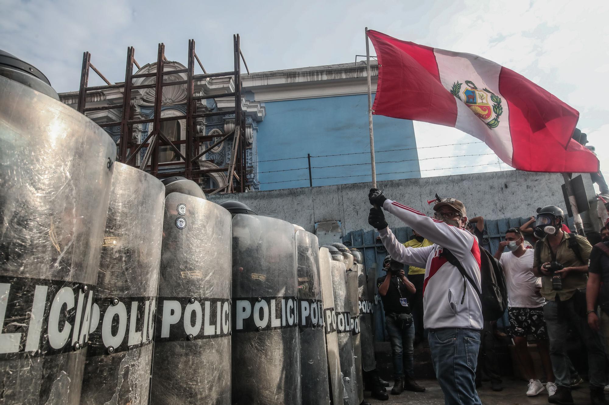 Opositores del presidente peruano, Pedro Castillo, se manifiestan para pedir la renuncia del mandatario hoy, en Lima (Perú).