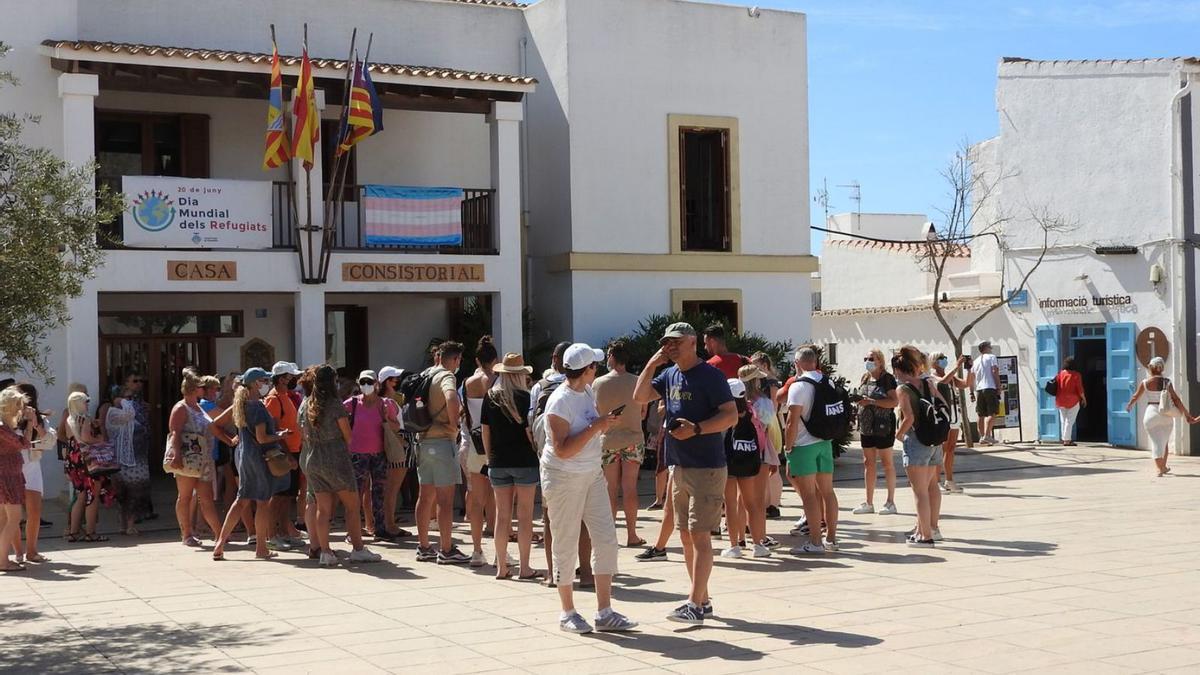 Una excursión organizada visita este verano la plaza de la Constitució. | C.C.