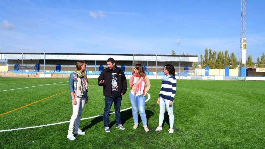 El concejal de Deportes de Campillos, Miguel Ángel Herrera, en una visita a las instalaciones.