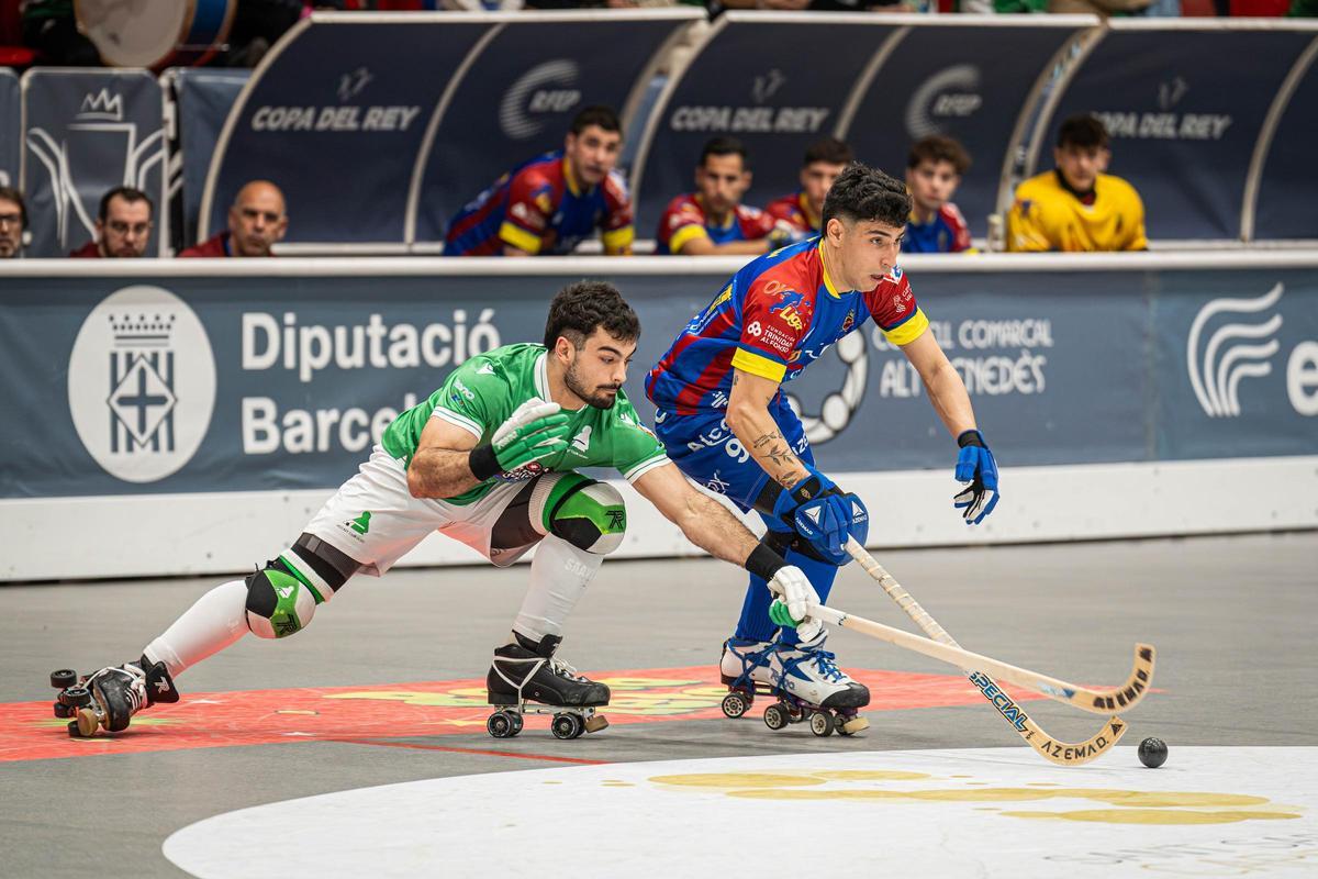 Bruno Saavedra pugna por una bola en el Liceo-Alcoi de cuartos de final de la Copa del Rey.