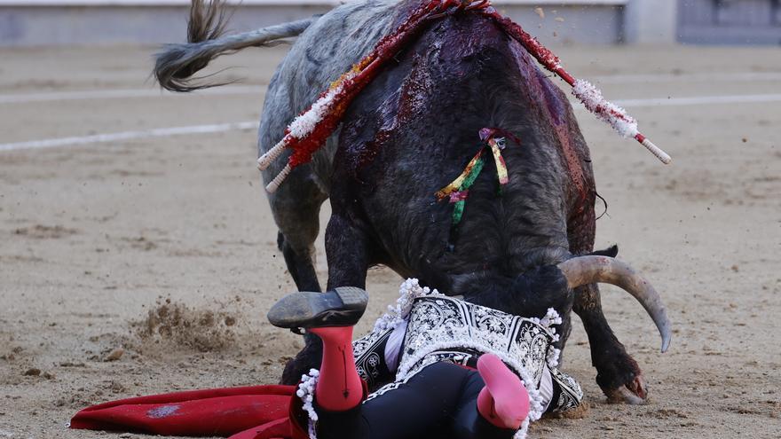 Emilio de Justo, herido por el primer toro de su encerrona en Las Ventas