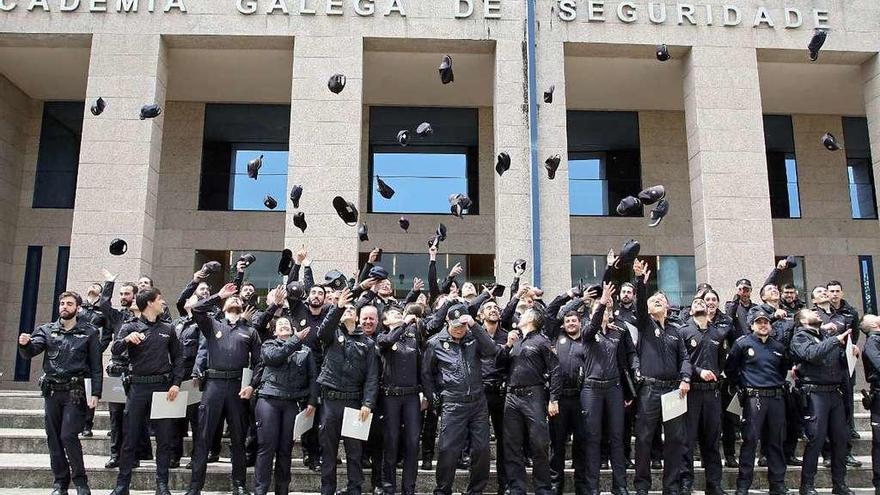 Los 57 policías que hicieron prácticas en Galicia despidieron ayer en la Agasp esta etapa lanzando sus gorras al aire. //Bernabé / Juan Carlos Asorey