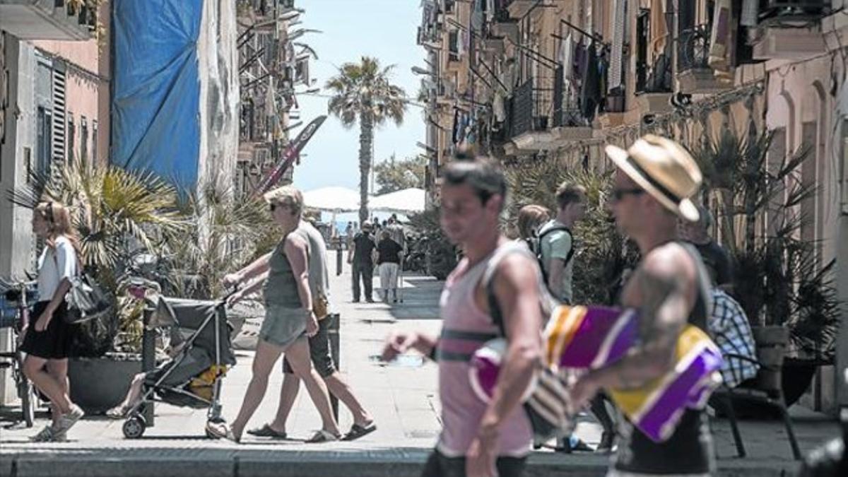 Ambiente turístico y estival en las calles del barrio de la Barceloneta, el soleado miércoles pasado por la mañana.